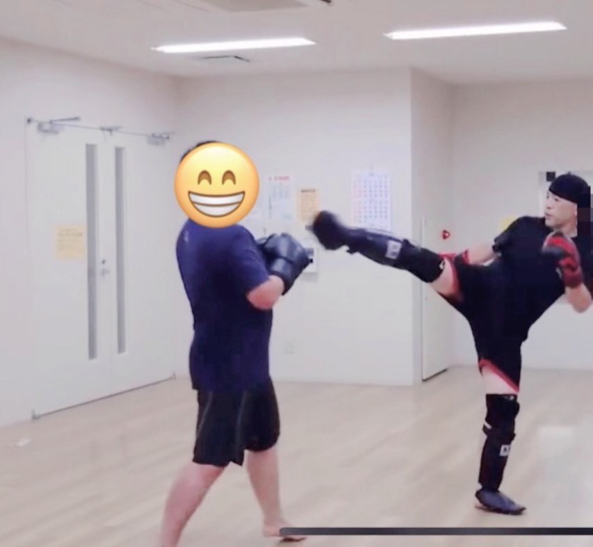 メンバー同士でスパーリングをしている様子